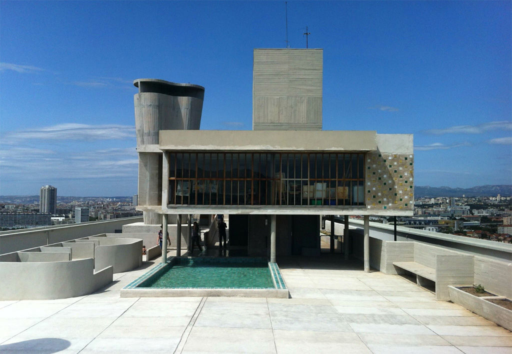 découvrez l'univers du toit terrasse à la manière de le corbusier, un espace architectural innovant qui combine fonctionnalité et esthétique. apprenez comment cette approche unique transforme les habitations en véritables lieux de vie, tout en offrant des perspectives inégalées sur l'environnement urbain.
