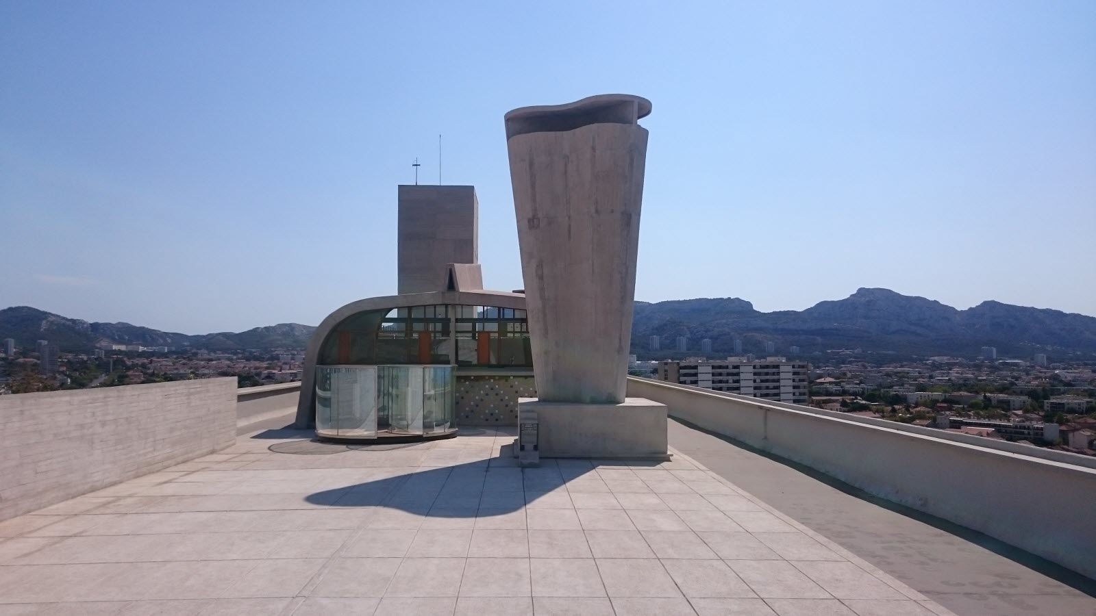 découvrez le toit terrasse à la manière de le corbusier, une emblématique innovation architecturale alliant esthétique et fonctionnalité. explorez ses caractéristiques uniques et son impact sur le design moderne.