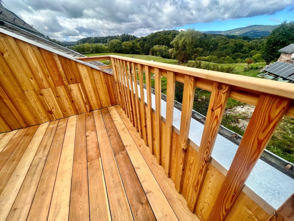 découvrez le toit tropézien, un emblème architectural de saint-tropez qui allie charme et tradition. apprenez-en plus sur ses caractéristiques uniques et son impact sur le paysage méditerranéen.