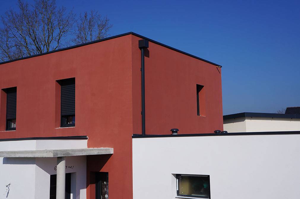 découvrez l'élégance du toit tropézien, un symbole de la beauté architecturale du sud de la france. cet élément distinctif, avec ses teintes chaudes et son style unique, apporte charme et caractère à chaque maison. plongez dans l'univers enchanteur des toits tropéziens et laissez-vous séduire par leur authenticité.
