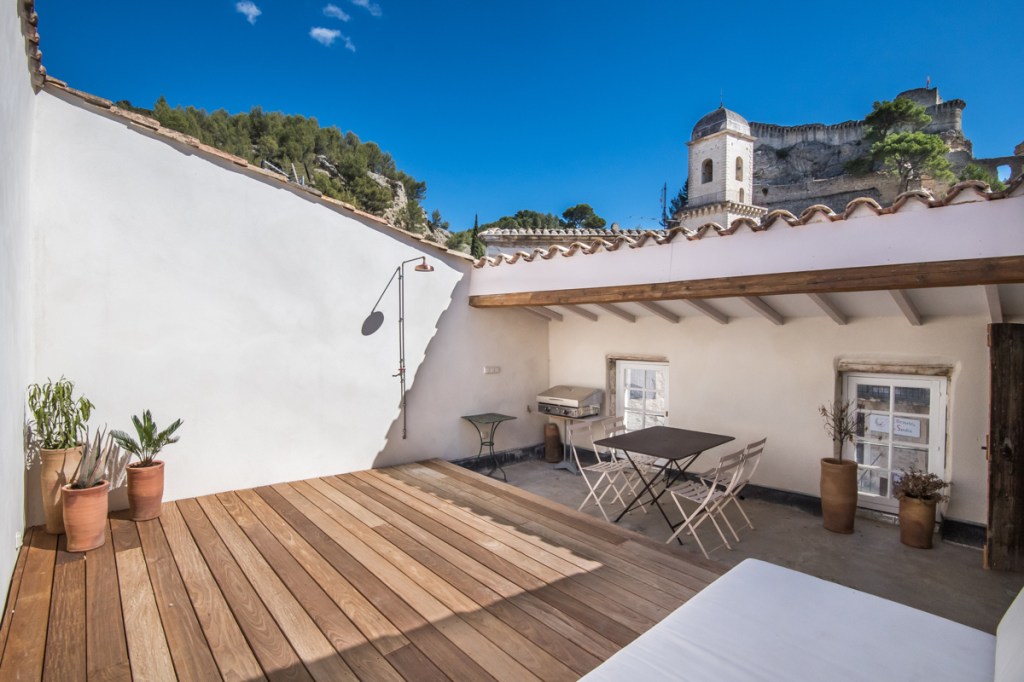 découvrez l'élégance du toit tropézien, symbole d'architecture méditerranéenne alliant tradition et modernité, parfait pour sublimer votre maison dans un style raffiné et en harmonie avec la beauté des paysages du sud de la france.