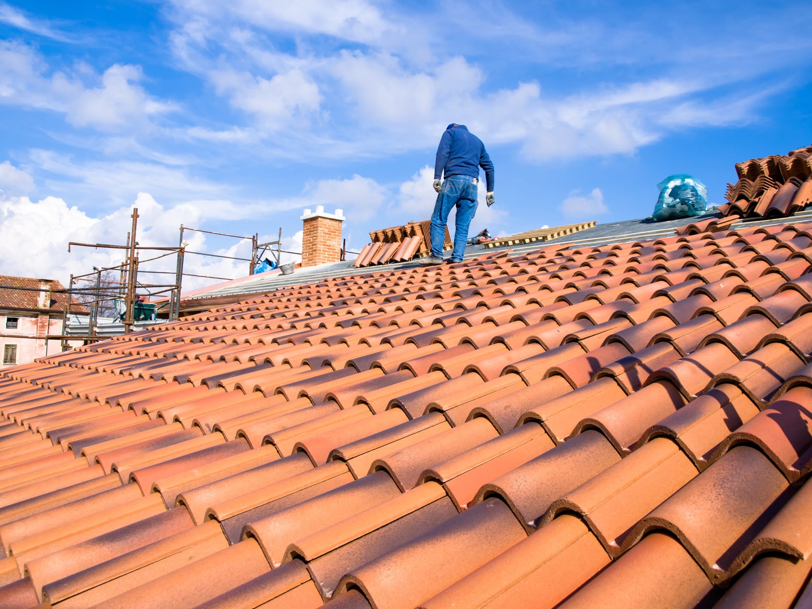 découvrez tout sur les toits en tuiles : avantages, styles, conseils d'entretien et astuces pour choisir le toit idéal qui sublime votre maison tout en offrant une excellente protection.