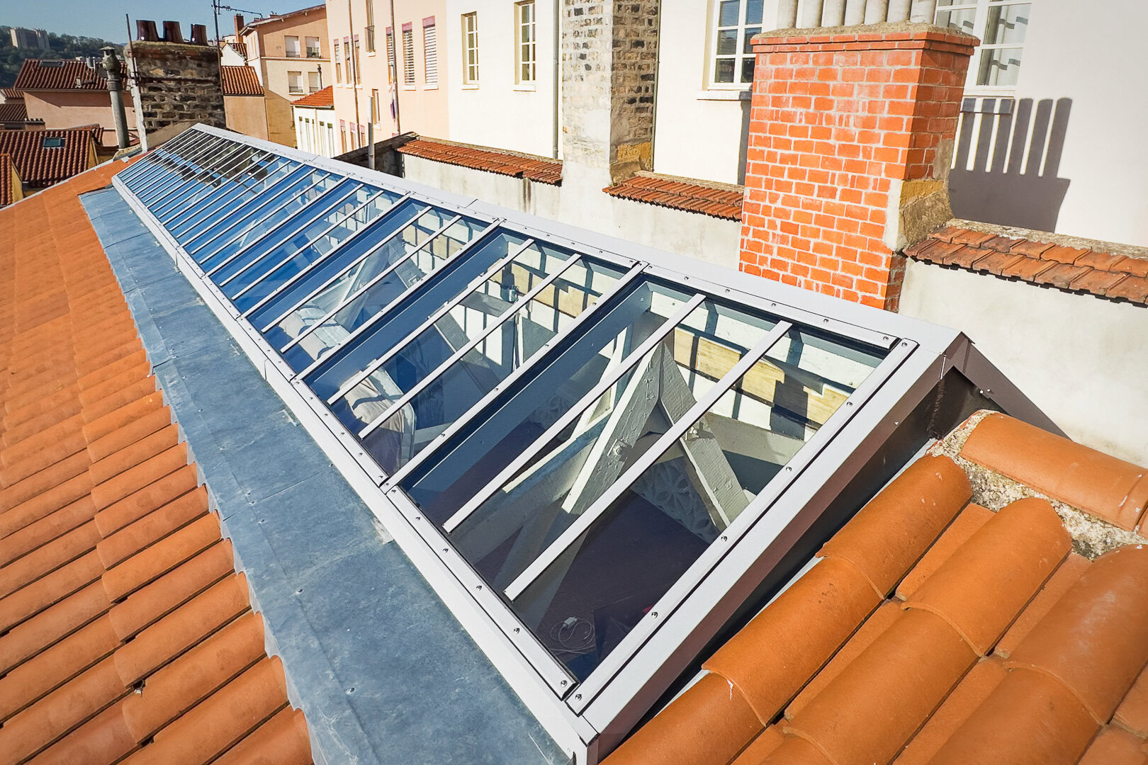 découvrez les toits verrières, une solution élégante et lumineuse pour vos espaces intérieurs. profitez de la lumière naturelle tout en ajoutant une touche de modernité à votre maison. idéal pour les vérandas, les extensions ou les projets architecturaux, un toit verrière transformera votre environnement de vie.