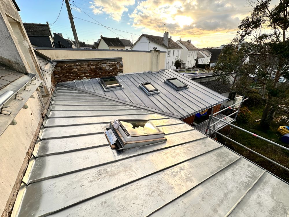 découvrez tout ce qu'il faut savoir sur le toit en zinc : ses avantages, sa durabilité et son esthétique. un choix idéal pour une toiture moderne et résistante aux intempéries.