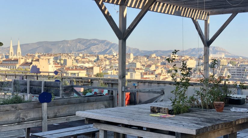 découvrez tout sur les toits : types, matériaux, entretien et innovations pour améliorer l'efficacité énergétique et le style de votre maison.