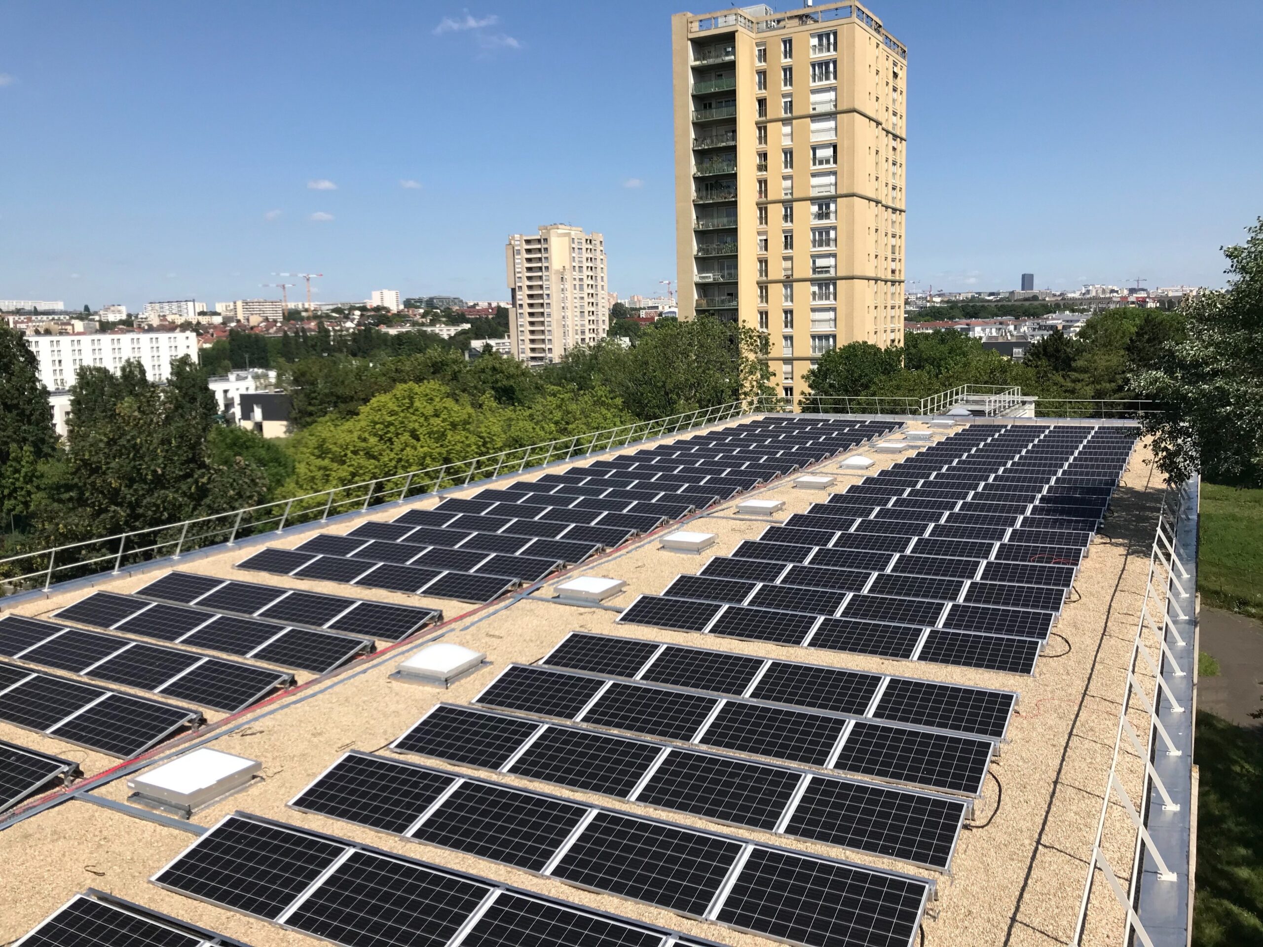 découvrez comment les toits photovoltaïques scolaires transforment les établissements éducatifs en véritables acteurs de la transition énergétique. apprenez les avantages de l'énergie solaire pour les écoles, les initiatives durables et l'éducation environnementale.