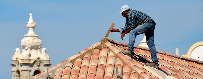 découvrez tout ce qu'il faut savoir sur les toitures : types, matériaux, entretien et conseils d'experts pour assurer la durabilité et l'esthétique de votre maison.