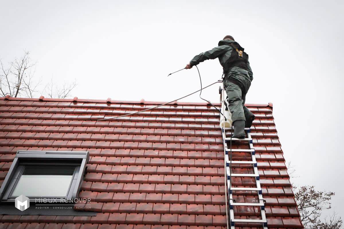 découvrez tout ce qu'il faut savoir sur la toiture : types, matériaux, techniques d'installation et d'entretien, pour garantir la protection et l'esthétique de votre maison.