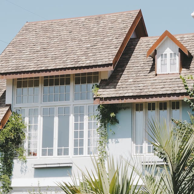 découvrez l'univers des toitures en bois, alliant esthétique et durabilité. profitez de nos conseils d'experts pour choisir la meilleure option pour votre maison et valoriser votre patrimoine.