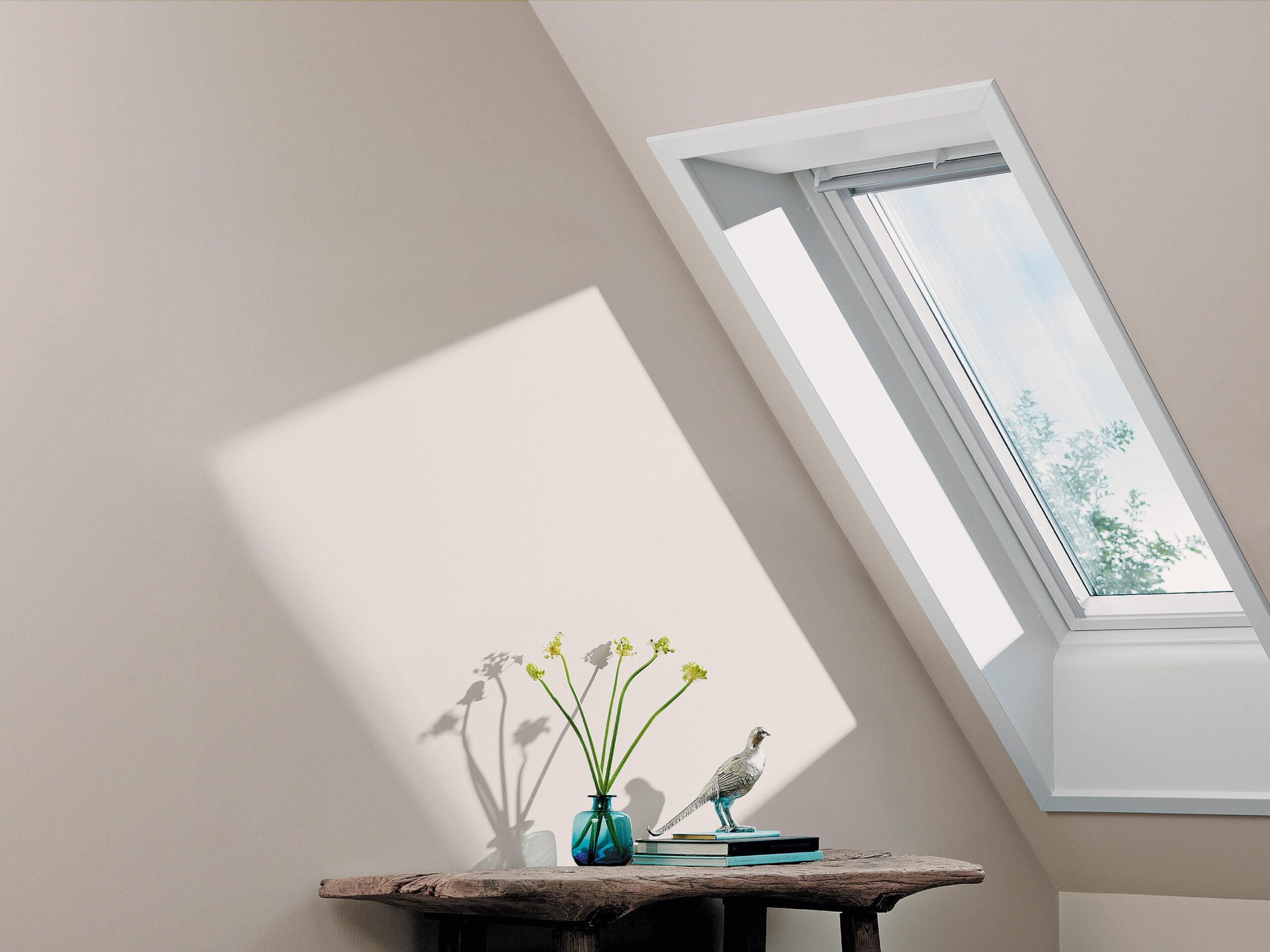 découvrez les fenêtres de toit velux, la solution idéale pour éclairer et aérer vos espaces intérieurs. améliorez le confort de votre maison avec des produits de qualité, alliant innovation, esthétique et performance énergétique.