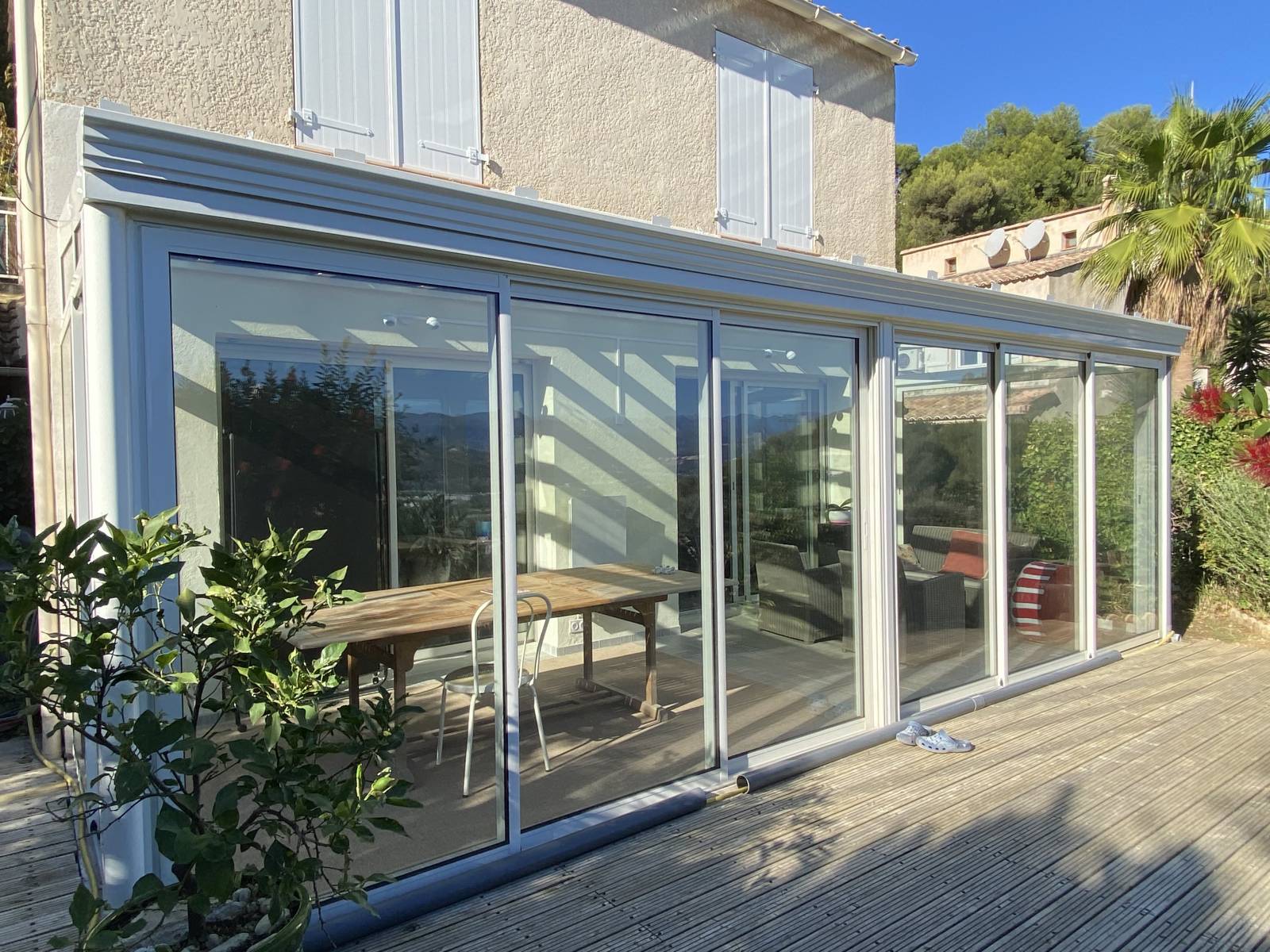 découvrez notre sélection de vérandas en verre, alliant élégance et transparence pour un espace de vie unique. aménagez votre intérieur tout en profitant de la lumière naturelle et d'une vue imprenable sur votre jardin.