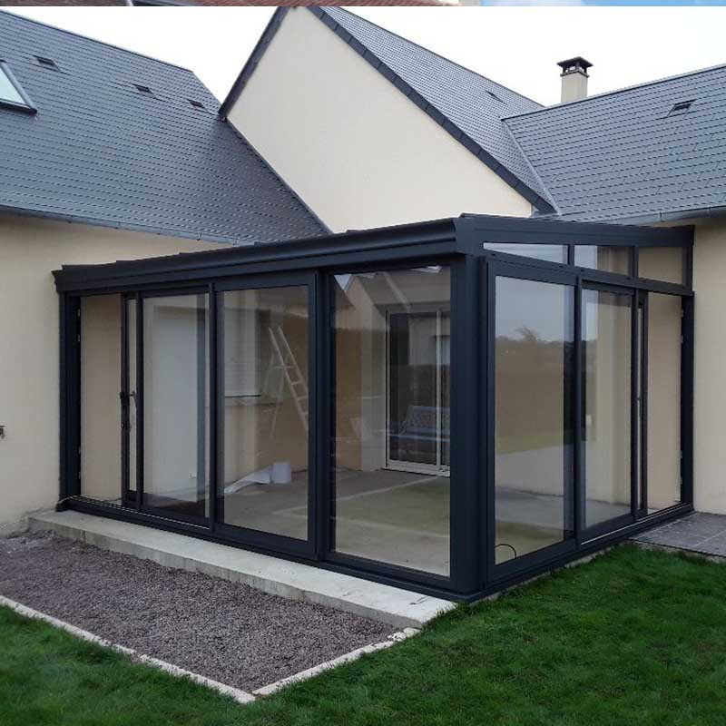 découvrez l'élégance d'une véranda en verre, idéale pour profiter de la lumière naturelle tout en embellissant votre espace de vie. transformez votre jardin en un havre de paix et de confort avec nos solutions sur mesure.