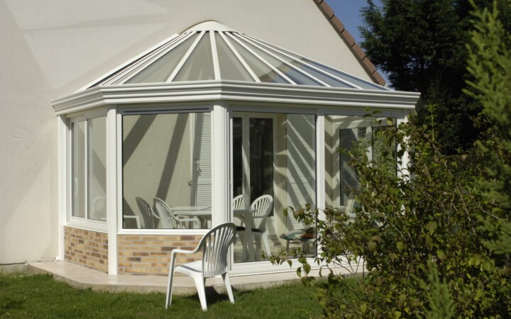 découvrez nos vérandas à toit en tuiles, alliant élégance et confort. profitez d'un espace de vie lumineux et chaleureux tout en préservant l'esthétique de votre maison. idéales pour prolonger votre intérieur, nos vérandas sur mesure s'adaptent à tous les styles architecturaux.