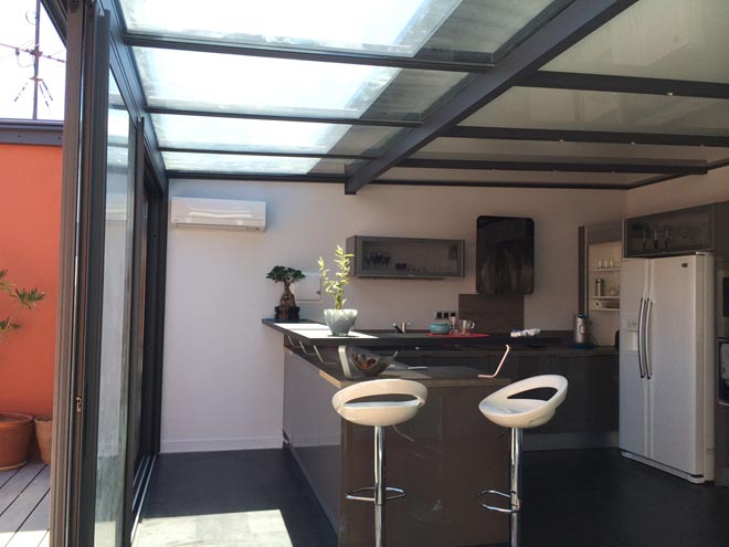 découvrez notre sélection de vérandas avec toit en tuiles, alliant esthétisme et durabilité. profitez d'un espace de vie lumineux et intemporel qui s'intègre parfaitement à votre maison tout en offrant une protection optimale contre les intempéries.