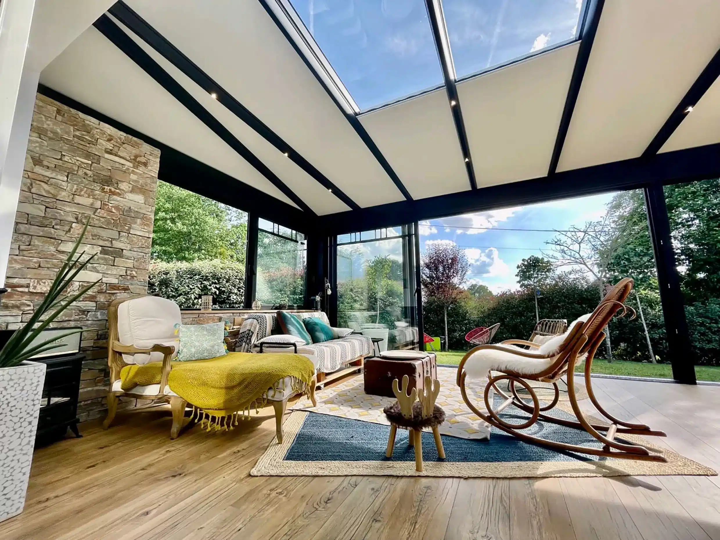 découvrez nos solutions de véranda avec toiture, alliant esthétisme et confort. transformez votre espace extérieur en un lieu lumineux et accueillant, tout en bénéficiant d'une protection optimale contre les intempéries.