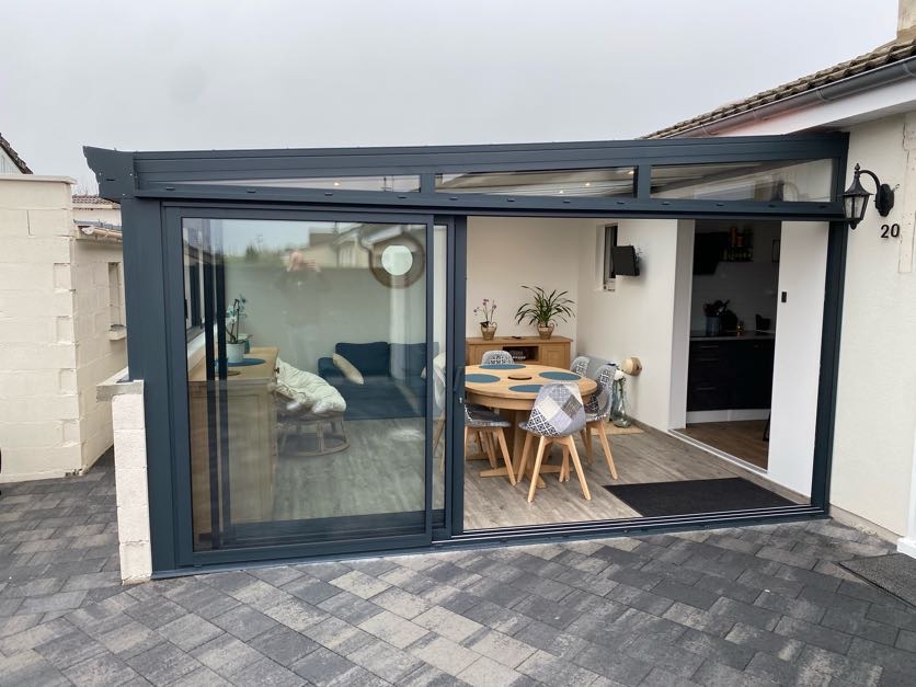 découvrez notre sélection de vérandas vitrées, alliant confort et esthétisme. transformez votre espace de vie en un havre de lumière grâce à des designs modernes et une isolation optimale. explorez les avantages d'une véranda sur mesure adaptée à vos besoins.