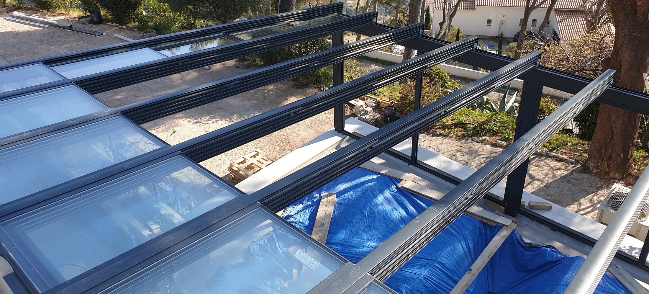 découvrez l'élégance et la luminosité d'une véranda vitrée. cet espace unique allie confort et esthétique, vous permettant de profiter de la nature tout en étant abrité. idéale pour créer un coin de détente ou un bureau lumineux, la véranda vitrée transforme votre habitat en un véritable havre de paix.