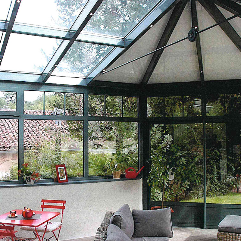 découvrez la beauté et la fonctionnalité d'une véranda vitrée, idéale pour profiter de la lumière naturelle tout en créant un espace de vie élégant. transformez votre maison en un lieu chaleureux et accueillant grâce à nos solutions sur mesure.