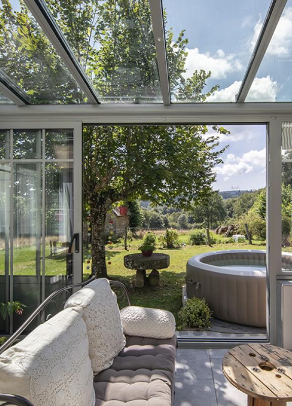découvrez nos vérandas vitrées, alliant esthétique et luminosité pour sublimer votre espace de vie. profitez d'un confort optimal tout en étant en contact avec la nature, quelle que soit la saison.