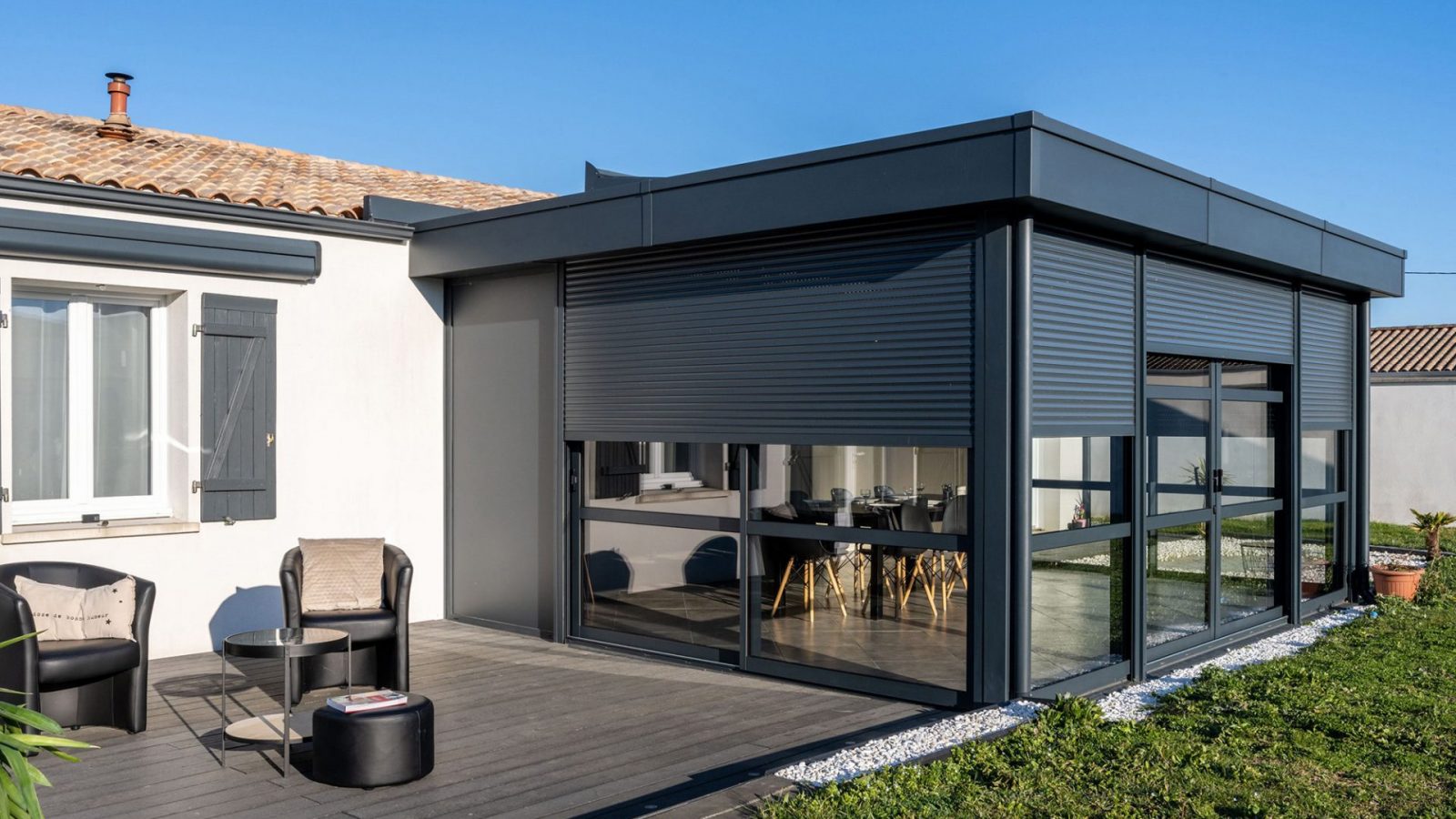 découvrez nos vérandas élégantes et modernes, conçues pour transformer votre espace de vie. profitez de la lumière naturelle tout en étant protégé des intempéries. idéales pour se détendre, recevoir ou profiter de la nature, nos vérandas s'adaptent à tous les styles et budgets.