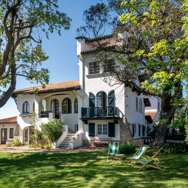 découvrez l'élégance intemporelle d'une villa art déco, alliant architecture raffinée et design vintage. plongez dans un univers où chaque détail raconte une histoire, et laissez-vous séduire par le charme unique de cette demeure emblématique.