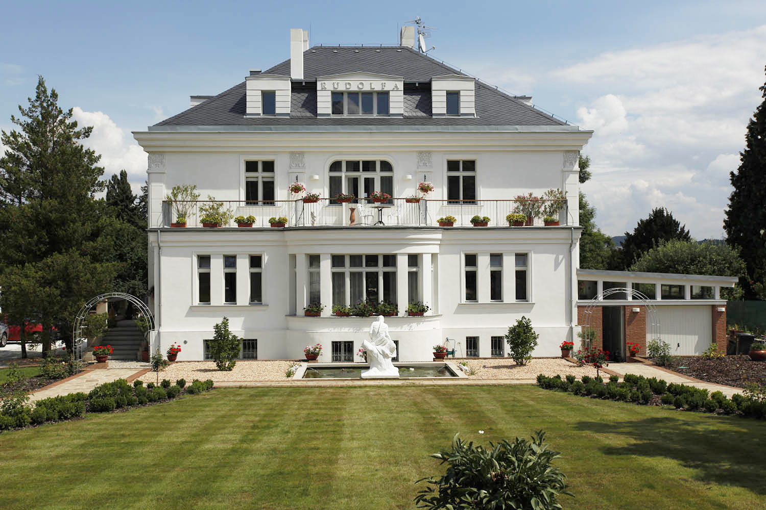 découvrez une villa art déco d'exception, alliant élégance et modernité. plongez dans un univers où le luxe et le design se rencontrent, avec des détails architecturaux uniques qui racontent une histoire. un séjour inoubliable vous attend dans ce havre de paix au style intemporel.