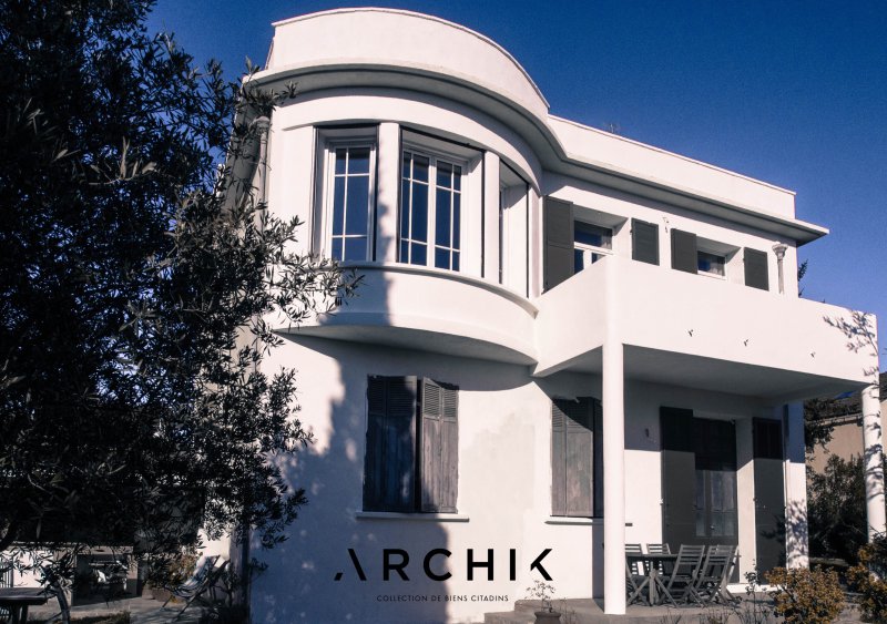 découvrez l'élégance intemporelle de notre villa art déco, où le design sophistiqué rencontre le confort moderne. idéalement située, cette demeure vous plonge dans l'univers des années 1920 avec ses lignes épurées et ses détails raffinés. un lieu parfait pour des vacances inoubliables.