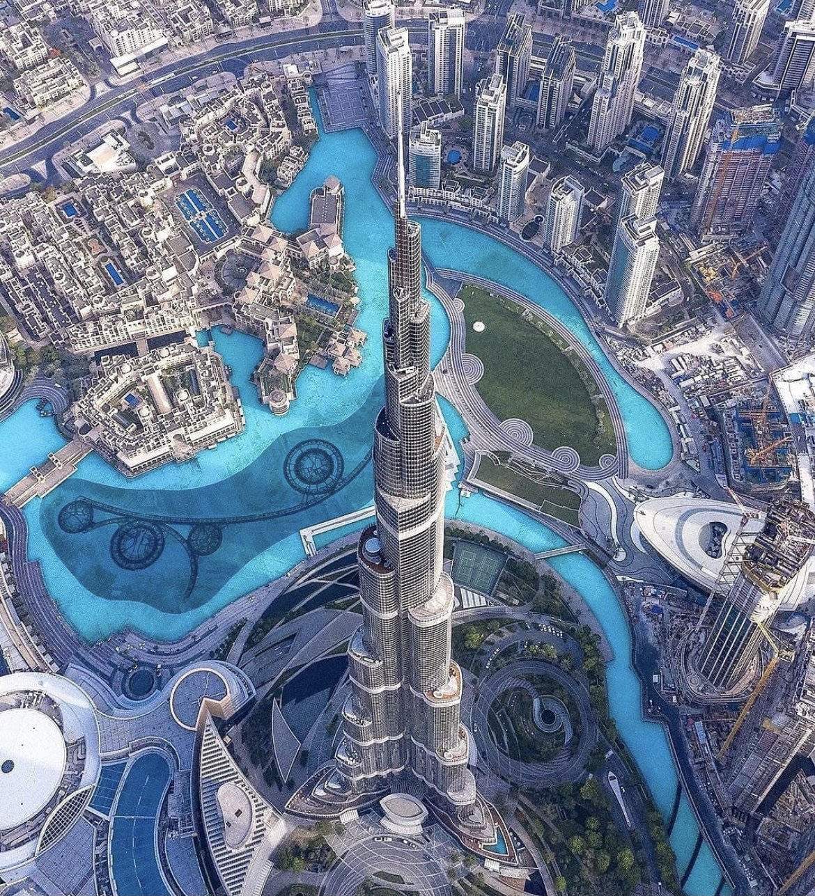 découvrez la fascinante vue imprenable sur la burj khalifa, le gratte-ciel emblématique de dubaï. plongez dans un panorama à couper le souffle qui s'étend à perte de vue sur cette merveille architecturale et ses alentours.