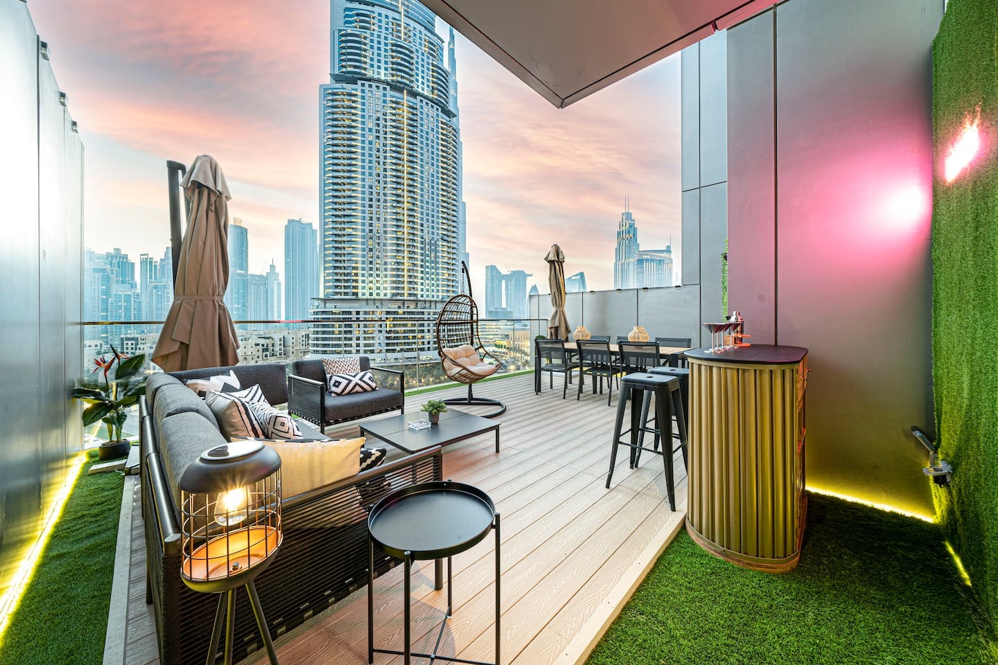 découvrez la magie de la vue depuis le burj khalifa, le plus haut gratte-ciel du monde. admirez panoramiquement dubaï et ses environs depuis l'observatoire situé au 148e étage, offrant une expérience inoubliable au cœur de l'architecture moderne.