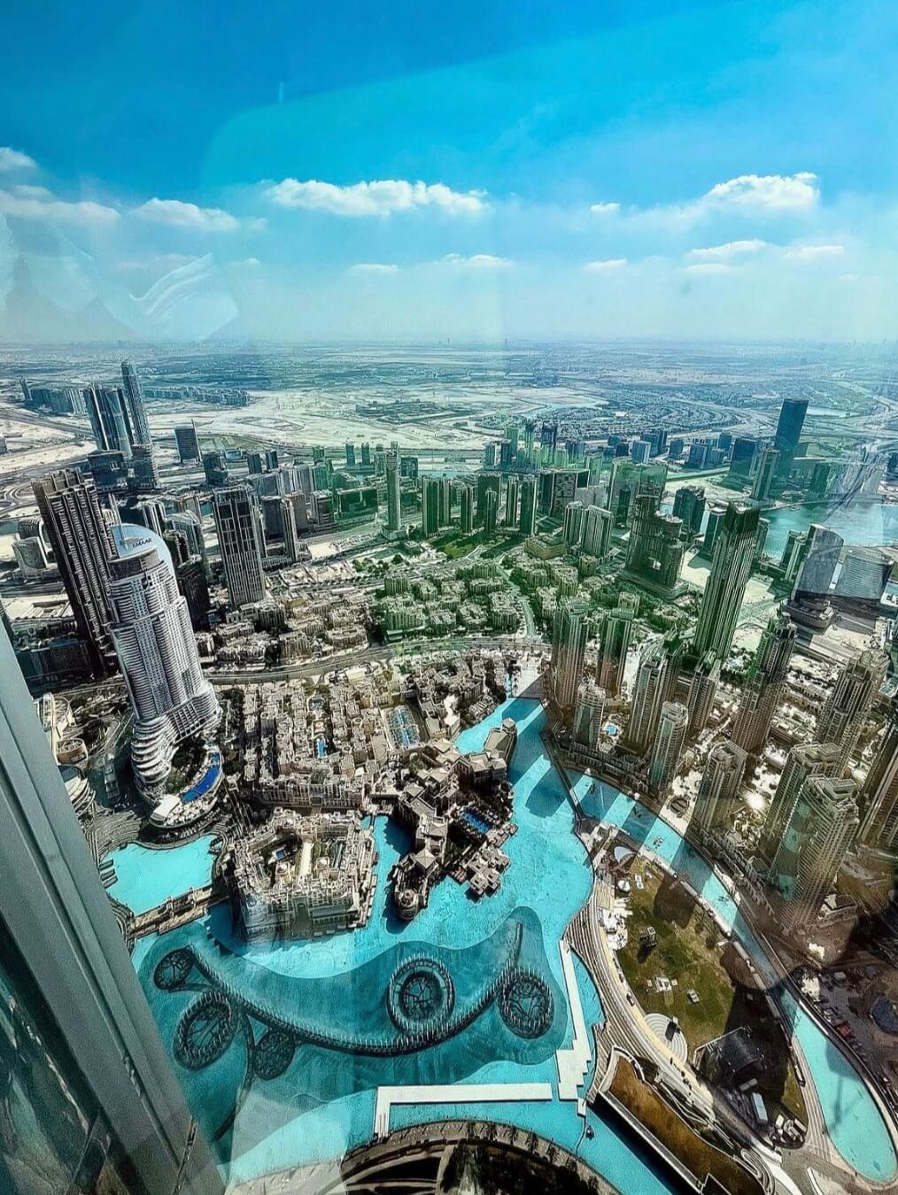 admirez la breathtaking vue de la burj khalifa, le plus haut gratte-ciel du monde, offrant un panorama exceptionnel sur dubaï et ses environs. découvrez des points d'observation à couper le souffle et vivez une expérience inoubliable dans cette icône architecturale.