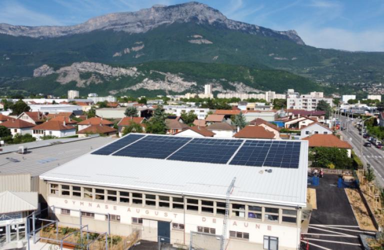 découvrez un centre culturel innovant en haute-savoie doté d'un toit solaire, un projet à 8,5 millions d'euros alliant culture et développement durable.